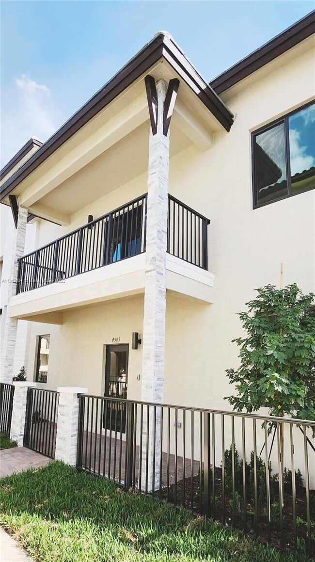 Building Photo - 4583 NW 83rd PL  4583 Doral Fl 33166