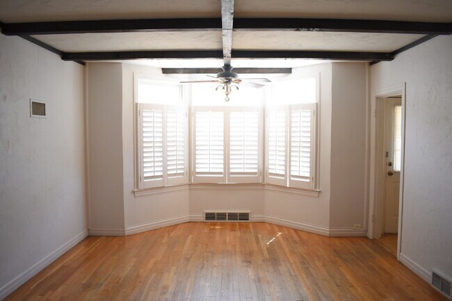 Foto del edificio - 2 Story Cute House Close to Campus! Lease Now for the 2026-2027 School Year! Available September ...