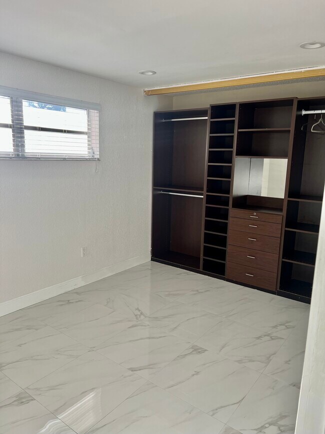 Foto del edificio - 1045 W 31st St