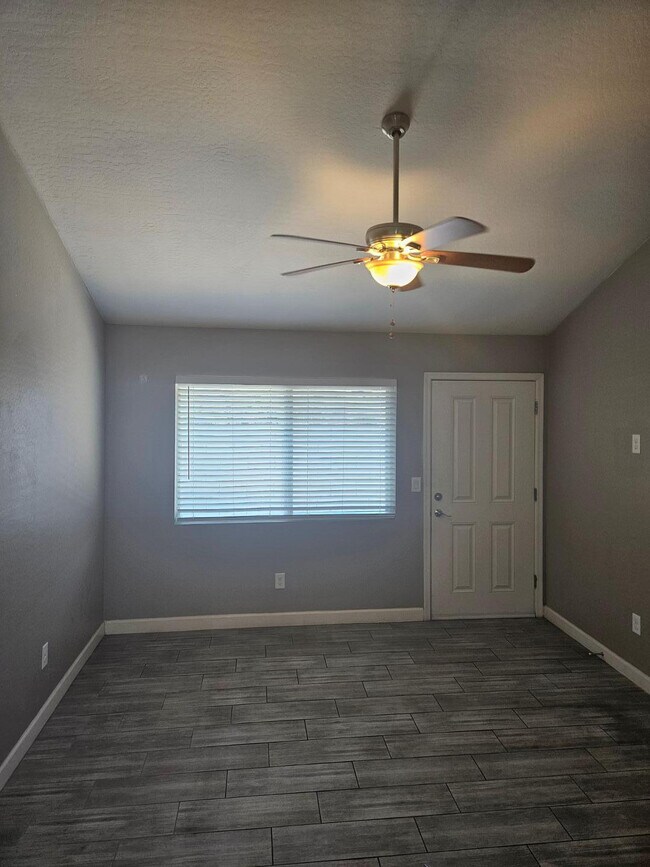 Foto del edificio - 935 E Roma Ave