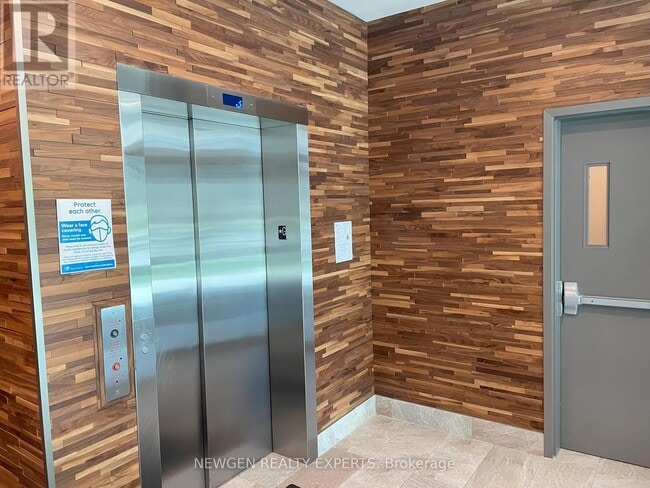 Building Photo - 250 Albert St