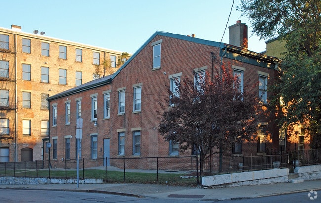 Building Photo - 216 Findlay St