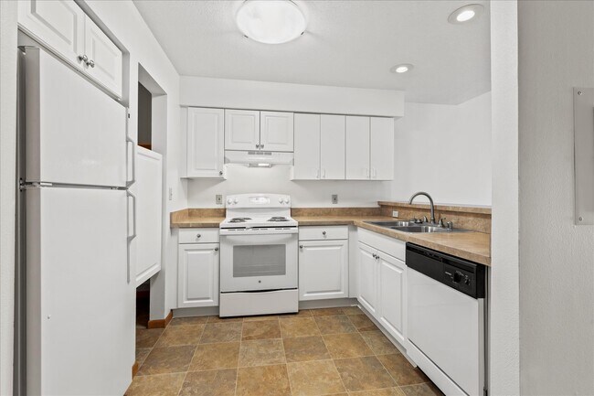 Cocina con despensa - Appleton Place Associates, LLC