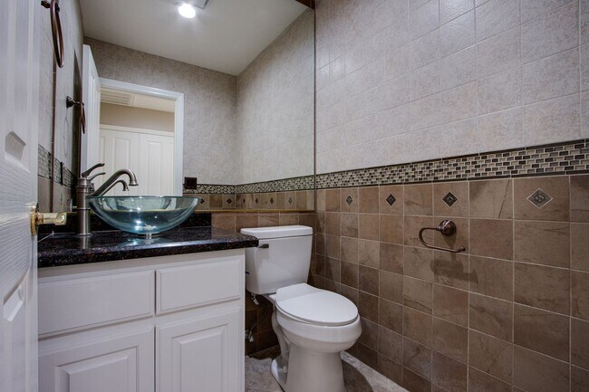 Foto del edificio - Stunning 4 Bed/4.5 Bath South Shores home ...