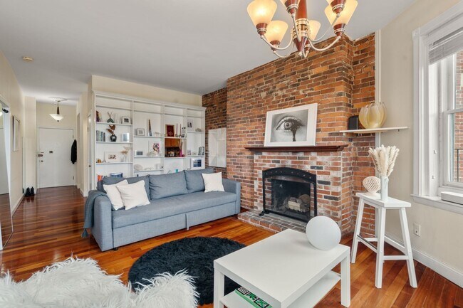 Building Photo - 482 Beacon St