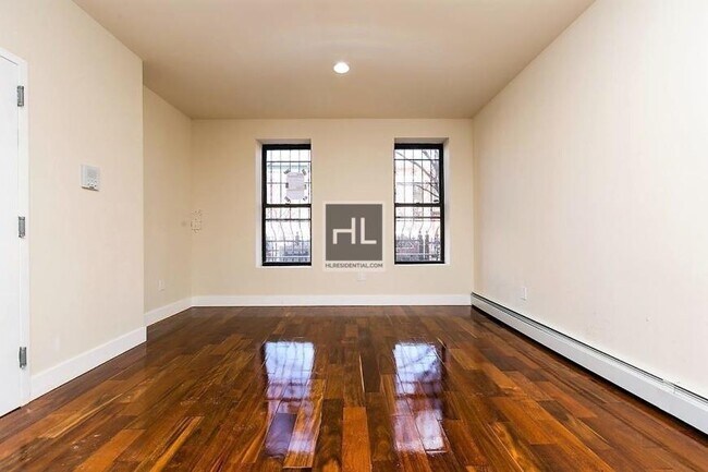 Foto del edificio - 3 bedroom in BROOKLYN NY 11233