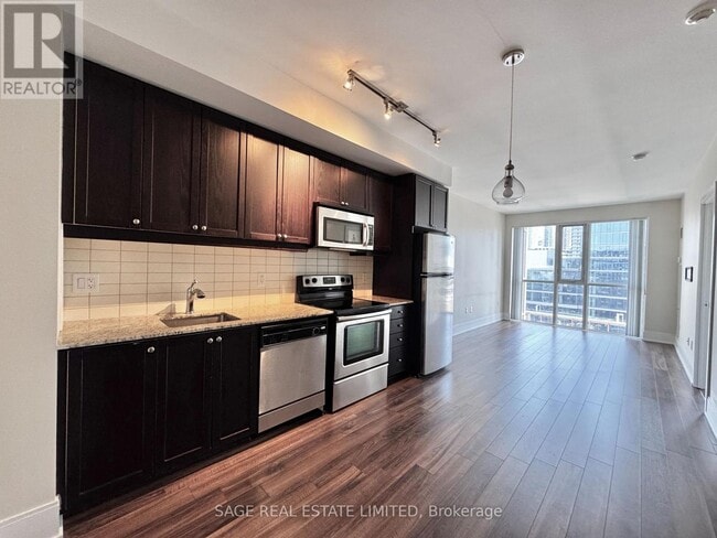 Photo du bâtiment - 560 Front St W