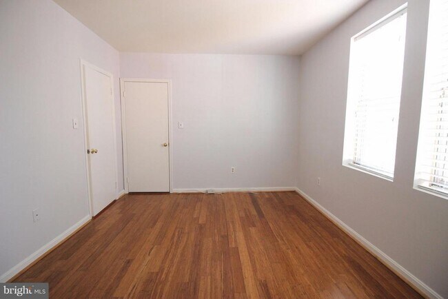Building Photo - 1800 Queens Ln