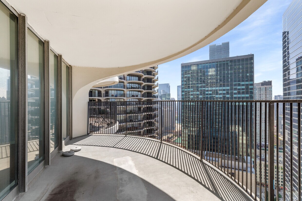 Foto del edificio - 300 N State St