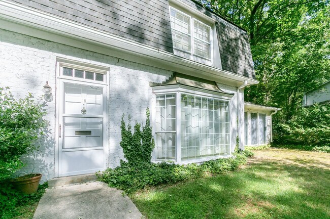 Building Photo - Charming 2 Bedroom 2.5 Bathroom Condo in t...