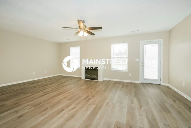 Foto del edificio - 4 Bedroom Pet-Friendly Home in HAMPTON, GA with Main Street Renewal