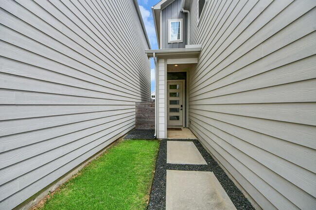 Building Photo - 1066 Mansfield St