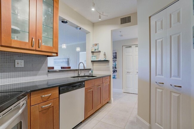 Building Photo - 500 Uno Lago Dr