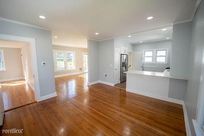 Foto del edificio - 4 br, 2.5 bath House - 91 Roosevelt Ave