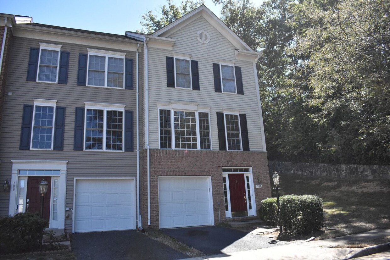 Primary Photo - North Stafford End Unit Townhome !!