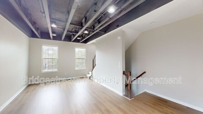 Foto del edificio - 225 E 1st St
