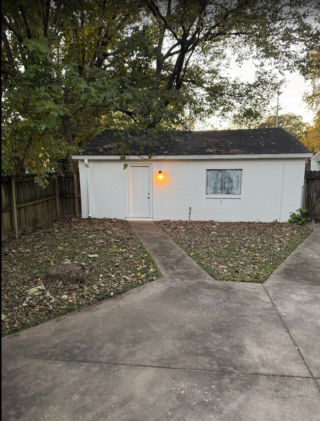 Foto del edificio - 4BR w/ Detached Garage near Downtown Louisville