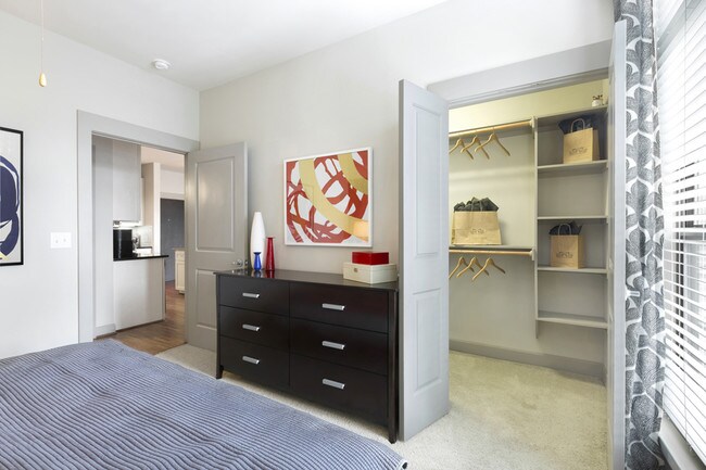 5th Street Commons A1 Modelo habitaciones con armario grande y Accesorios incorporados - 5th Street Commons