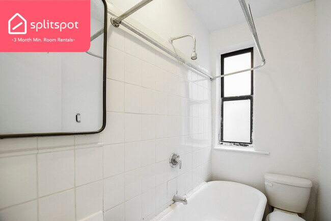 Foto del edificio - Private room in 4 bedroom Manhattan Apartm...