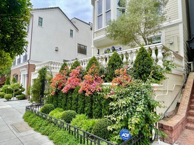 Building Photo - STUNNING 5BR/3.5BA Presidio Heights Home! ...