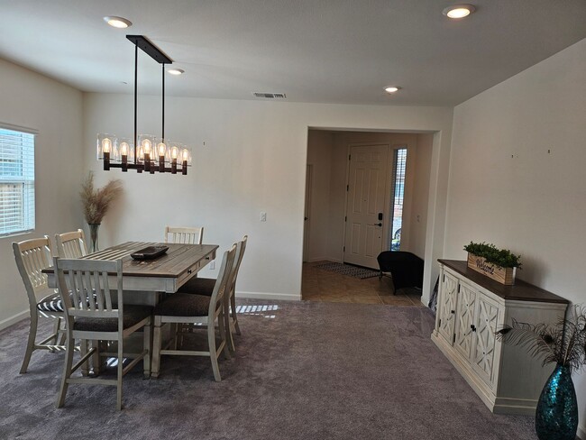 Building Photo - LARGE NEWLY BUILT 5 BEDROOM 3 BATHROOM