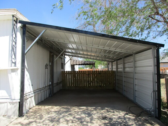Foto del edificio - 2 bedroom 1.5 bath with Covered Deck and C...