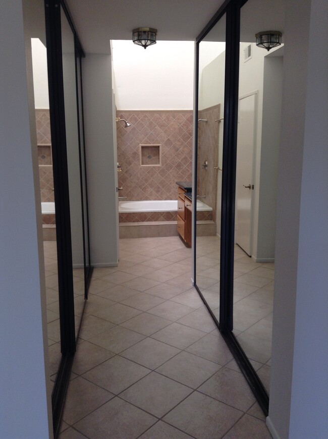 Master bath - 2538 W MacArthur Blvd