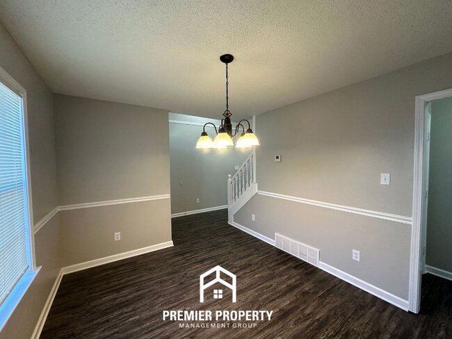 Foto del edificio - 4 Bedroom Home for Rent in Memphis, TN | High Ceilings, Stone Fireplace & 2-Car Garage