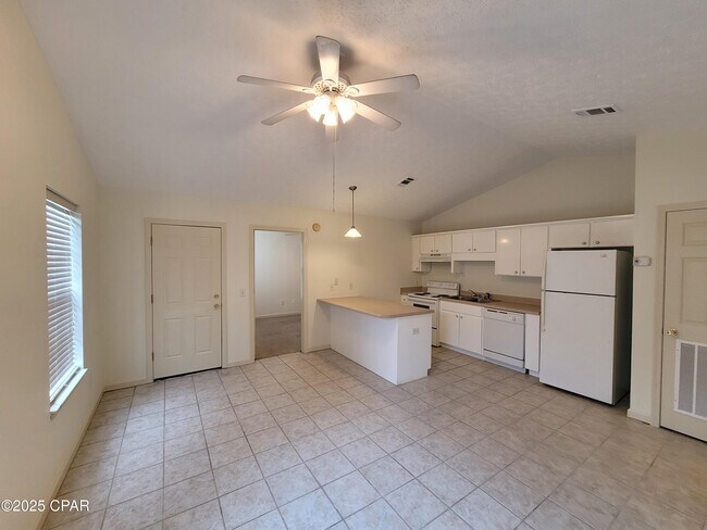 Foto del edificio - 5522 Pinetree Ave