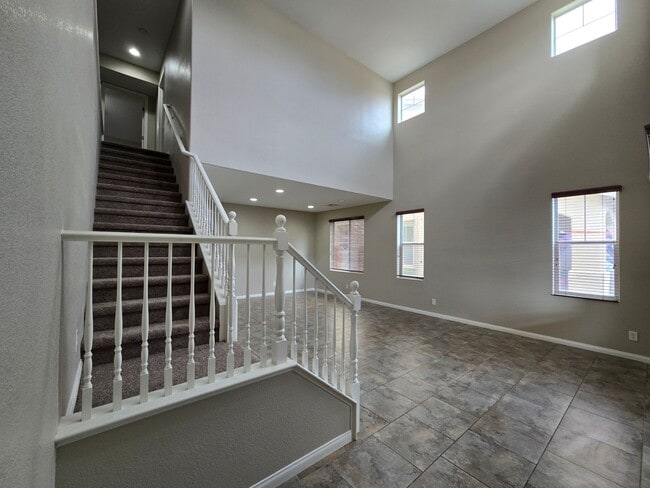 Building Photo - 4 BED, 2 1/2 BATH, 2 STORY HOME!!