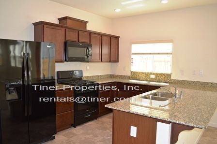 Foto del edificio - Beautiful, Newer home with Fresh Paint and...