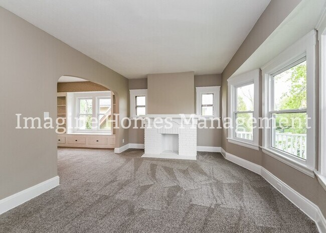 Building Photo - Newly Renovated 2 Bedroom Unit in Lakewood