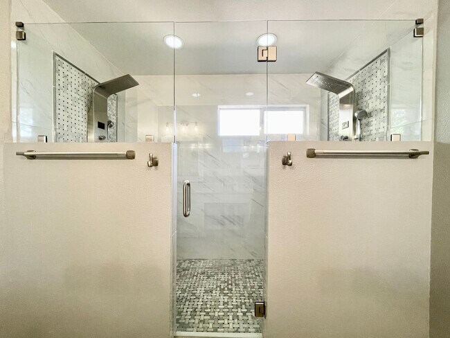 Ducha doble en el baño principal - 11519 Brae Hill