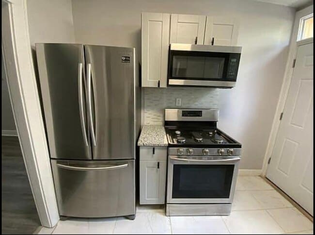 Kitchen - 915 Washington Blvd