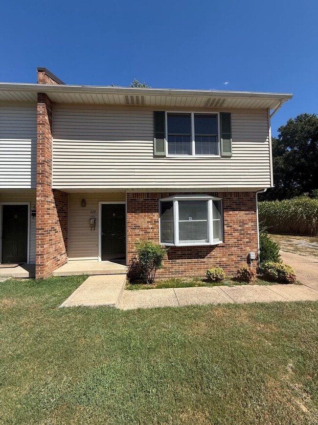Building Photo - Moody St Duplex