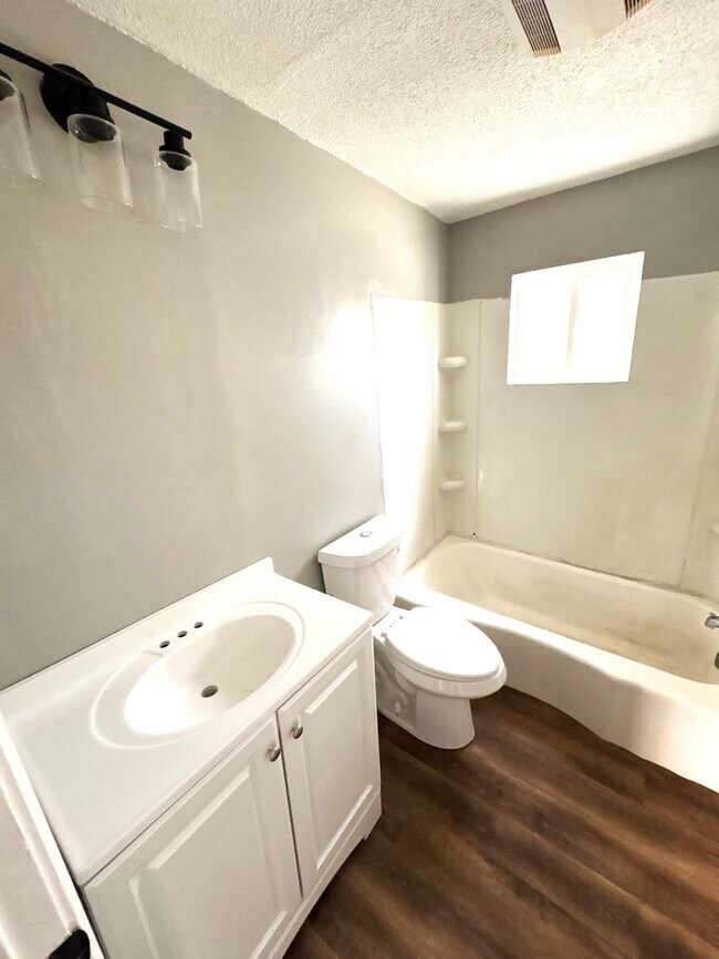 Foto del edificio - 329 N College St