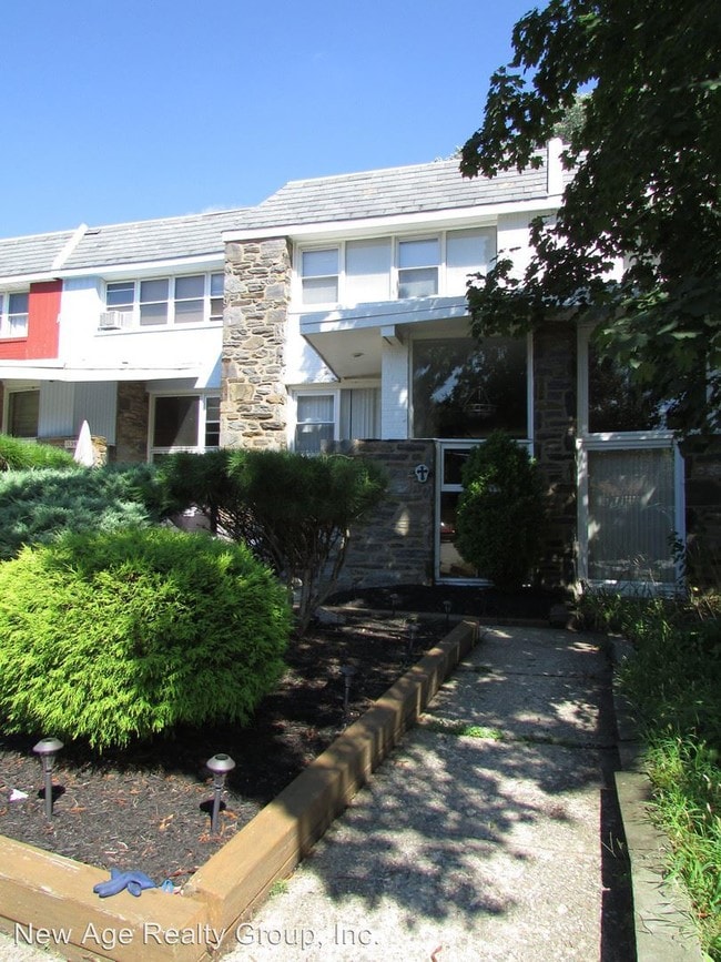 Building Photo - 2737 E Country Club Rd