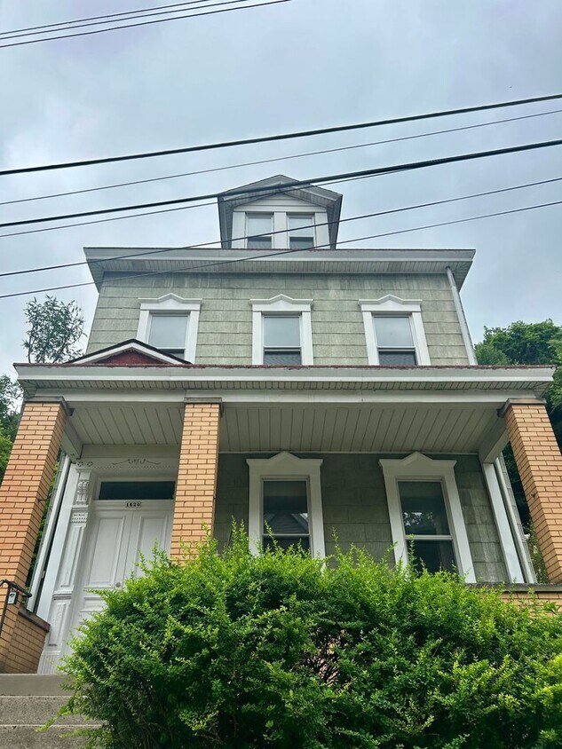 Primary Photo - Large 3bd/ 1.5 bath Home w/Attic Room l Sp...