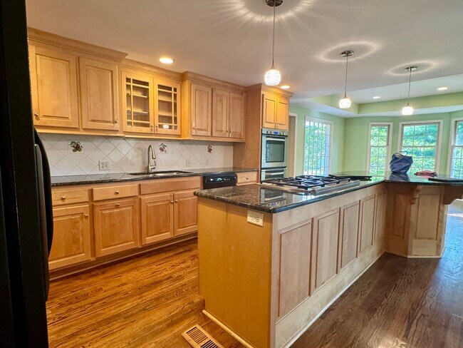 Building Photo - Rare lease opportunity in Leawood + Spacio...
