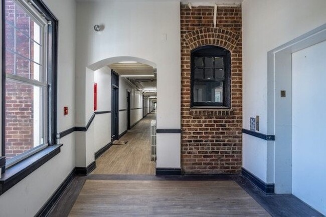 Building Photo - 508 N Tryon St