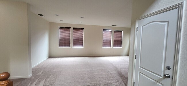 Foto del edificio - 4 Bedroom 2.5 Bathroom in Elk Grove