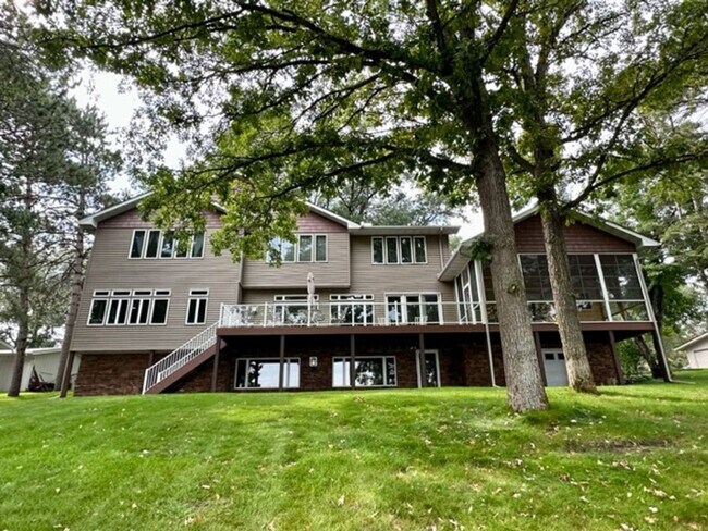Foto del edificio - 6 bedroom, 4.5 bath Whitefish chain, 12 mo...