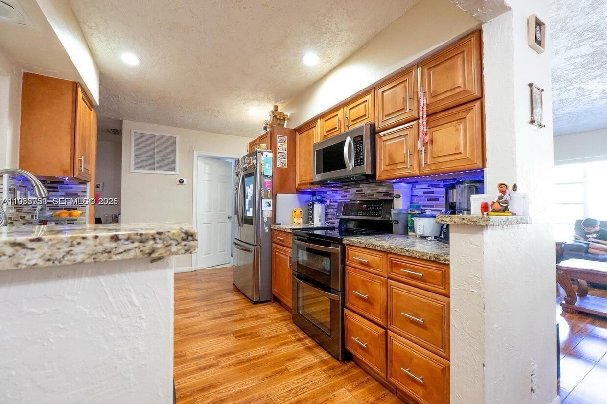 Building Photo - 9906 Westwood Dr