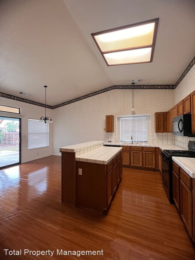 Building Photo - 3 br, 2 bath House - 1825 Modoc Ave