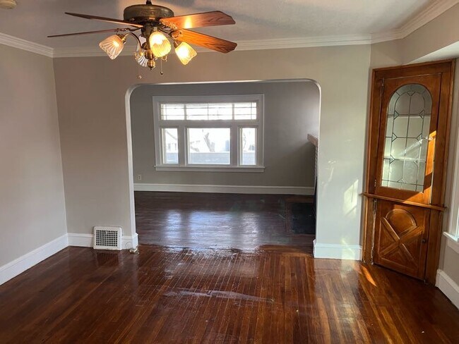 Foto del edificio - 1568 Larchmont Ave
