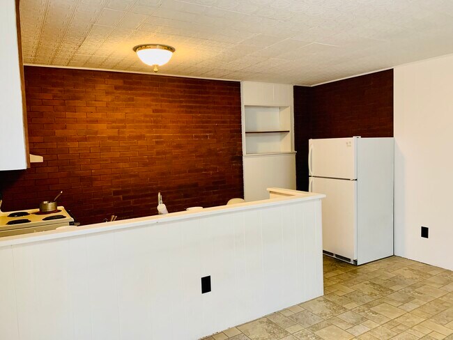 Kitchen and Cabinets - 537 W Chestnut St
