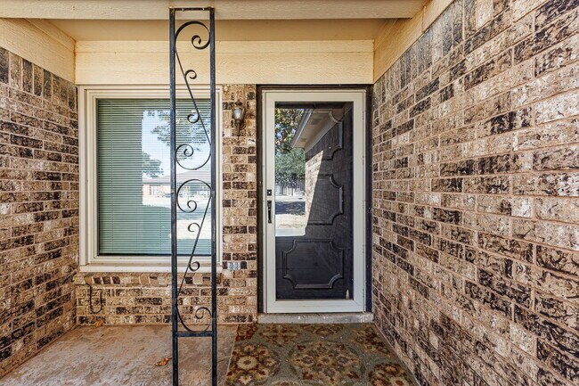 Foto del edificio - Charming 4-Bedroom Home with Cozy Fireplace and Spacious Living Area