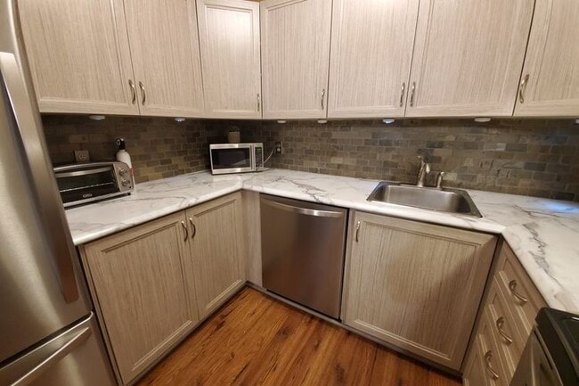 Building Photo - Large spacious condo