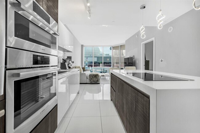 Building Photo - 851 NE 1st Ave