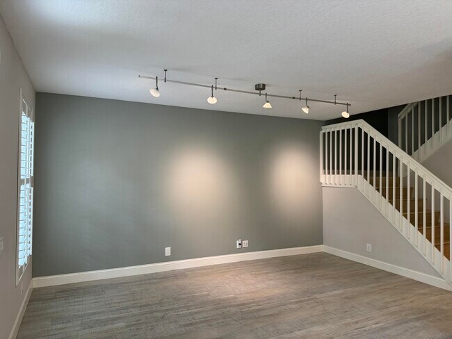 Foto del edificio - 262 Iris Dr